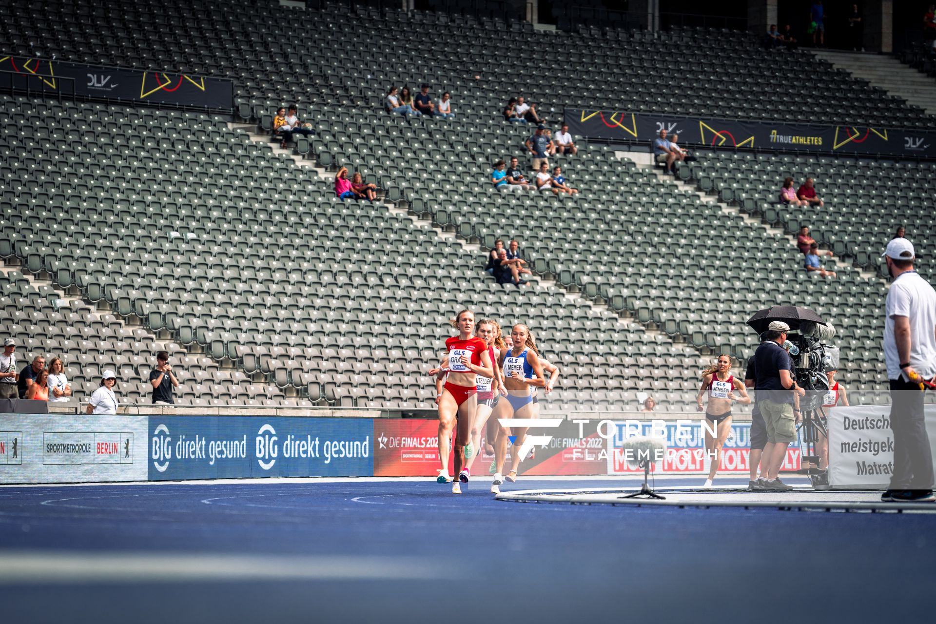 Caterina Granz (LG Nord Berlin), Fabiane Meyer (TV Westfalia Epe), Vera Coutellier (ASV Koeln), Pia Jensen (ASV Koeln) ueber 1500m waehrend der deutschen Leichtathletik-Meisterschaften im Olympiastadion am 25.06.2022 in Berlin